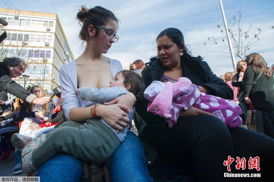 阿根廷数百名妇女公开哺乳 捍卫母亲权利