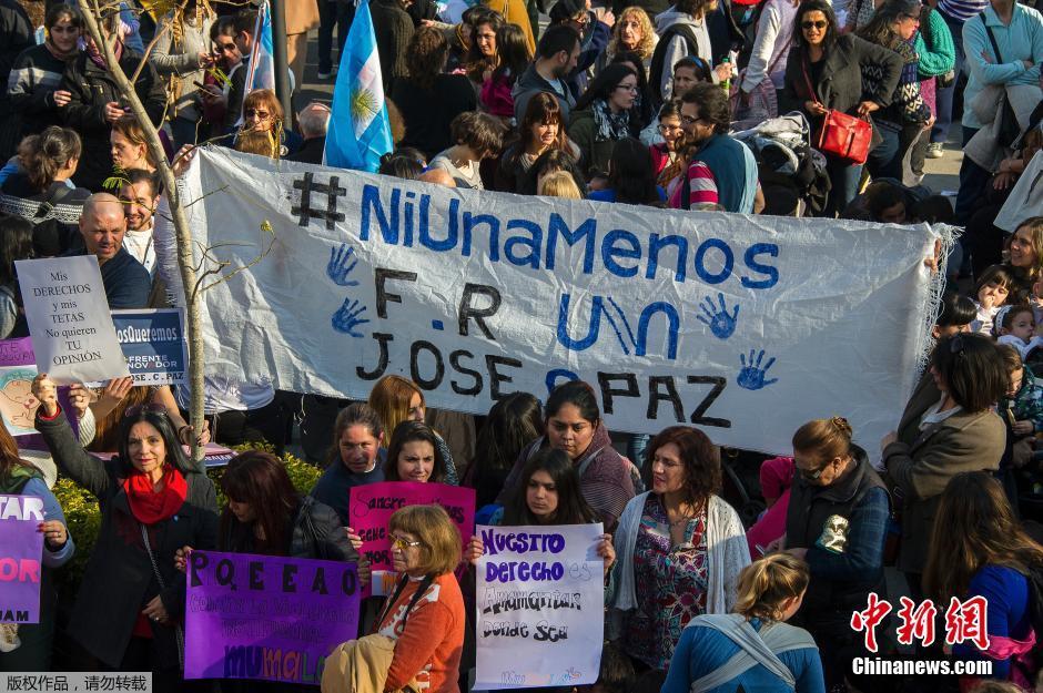 阿根廷数百名妇女公开哺乳 捍卫母亲权利