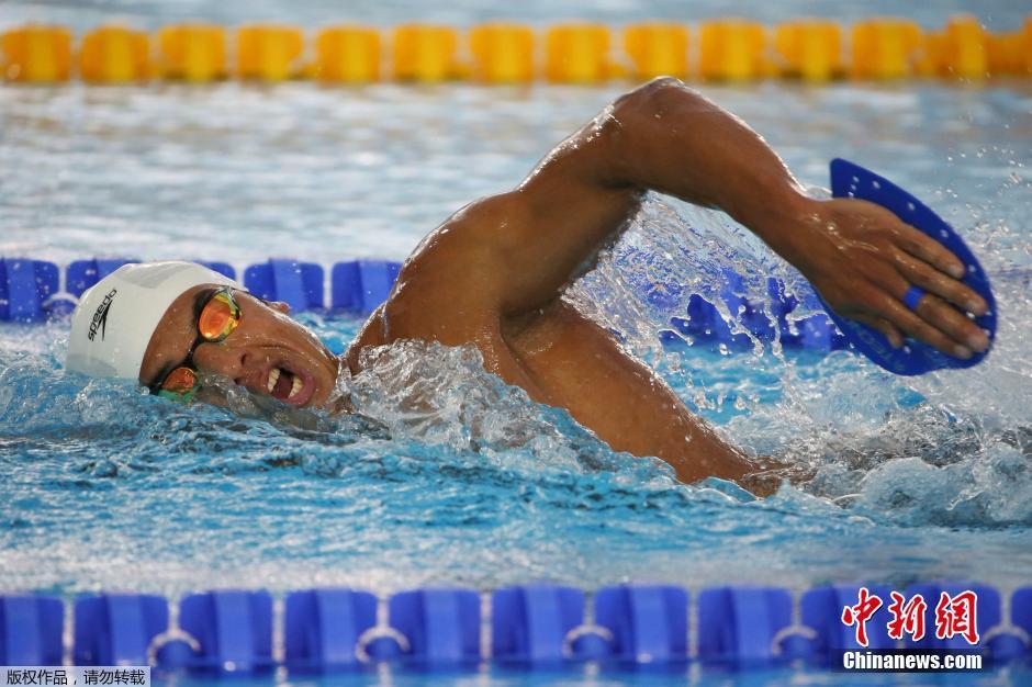 奥运会难民选手亮相 游泳池内训练
