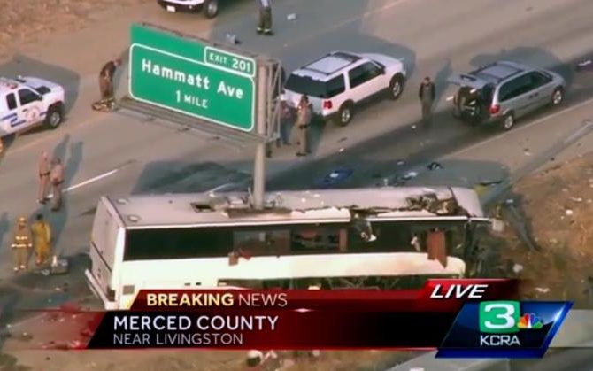 美观光巴士撞告示牌立柱被“劈开” 至少12死伤（组图）