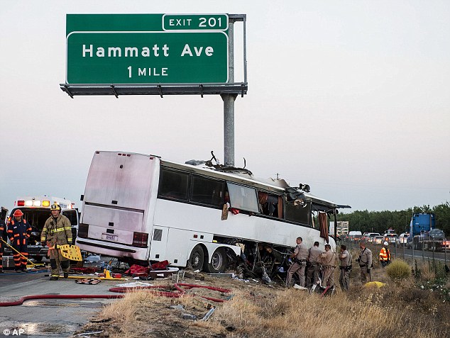 美观光巴士撞告示牌立柱被“劈开” 至少12死伤（组图）
