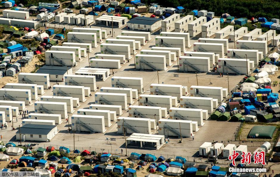 航拍法国加莱营地 容纳近万移民格外壮观