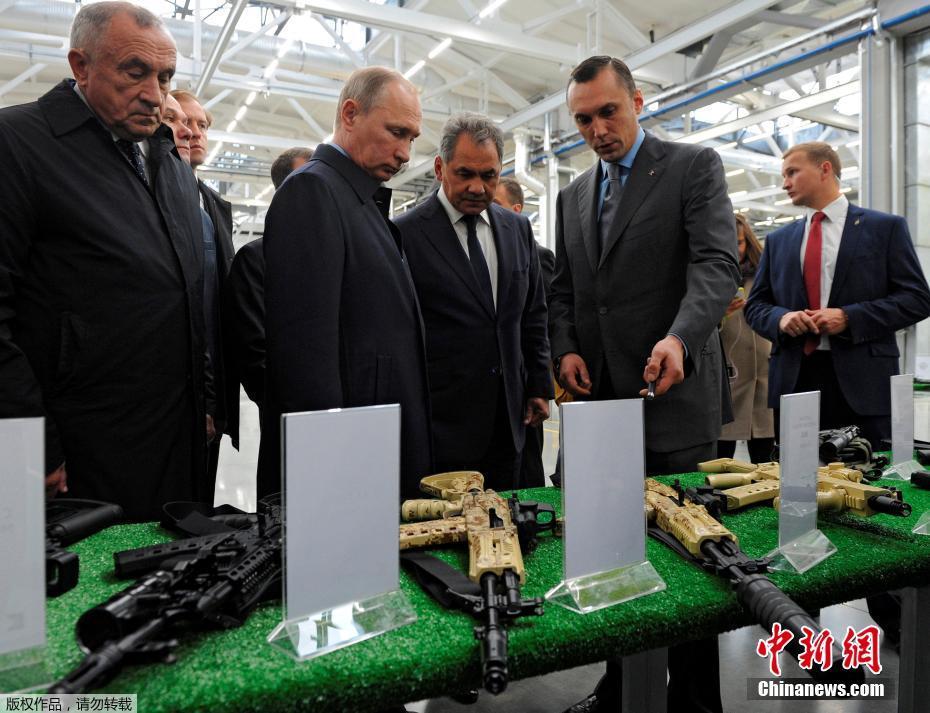 普京访问AK-47步枪生产厂商 参观新式武器装备（组图）