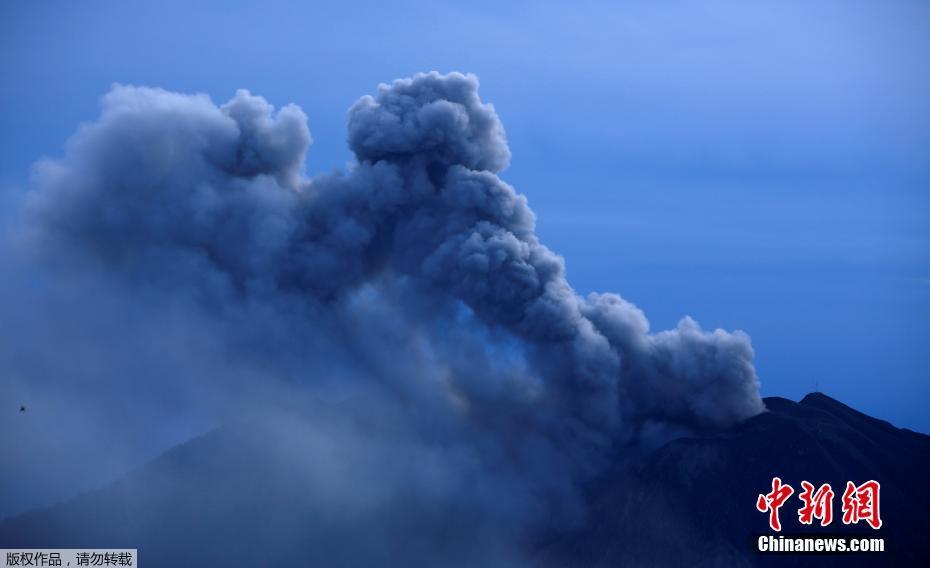 哥斯达黎加火山强烈喷发 灰尘铺天盖地人畜遭殃（组图）