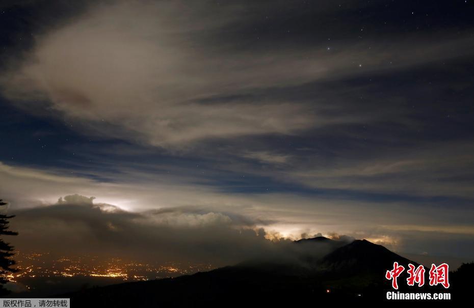 哥斯达黎加火山强烈喷发 灰尘铺天盖地人畜遭殃（组图）