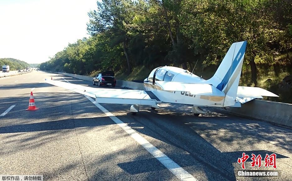 法国一架旅游飞机紧急迫降高速公路（组图）
