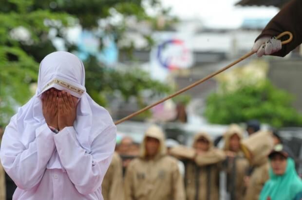 印尼13人因与异性亲密接触 遭受痛苦鞭刑