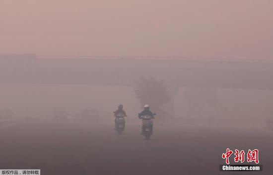 印度排灯节后雾霾指数爆表 城市陷入一片朦胧