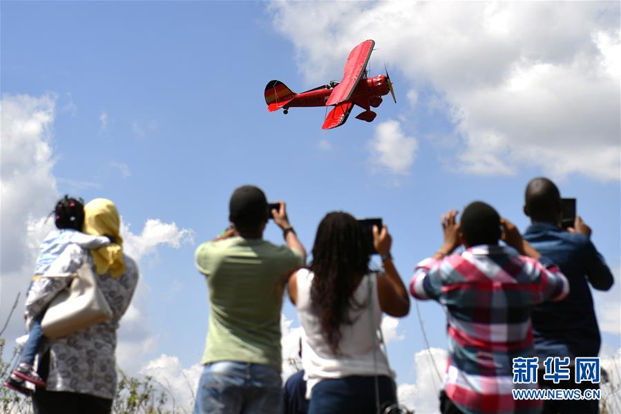 组图：肯尼亚内罗毕上演古董飞机飞行秀