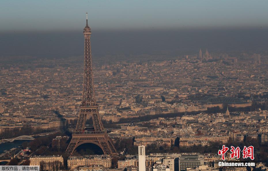组图：法国巴黎雾霾笼罩 城市陷入一片“混沌”