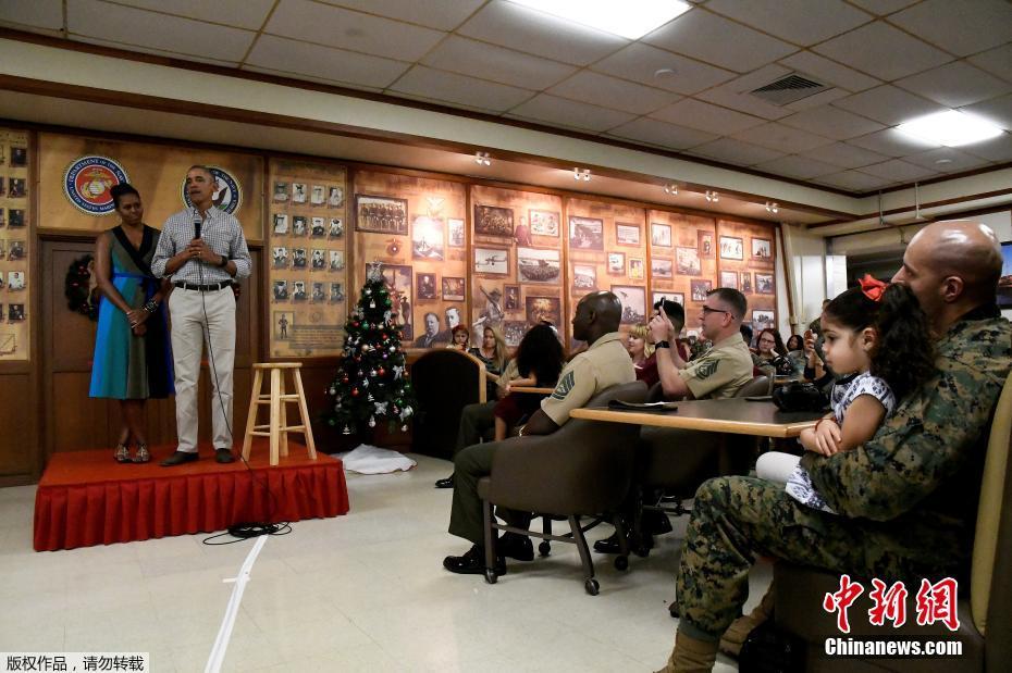 组图：奥巴马任期最后一个圣诞节 携妻子拜访海军陆战队