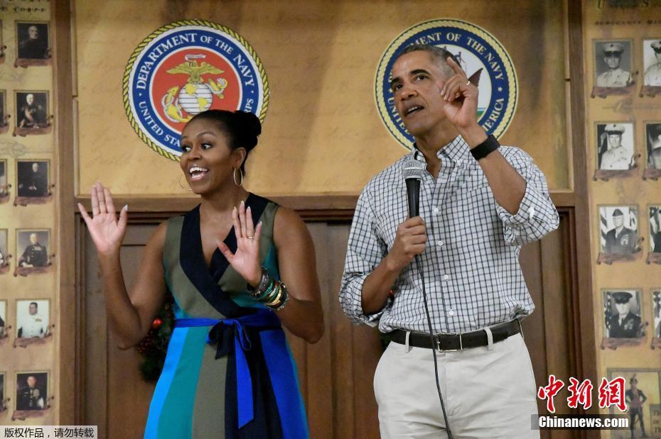 组图：奥巴马任期最后一个圣诞节 携妻子拜访海军陆战队