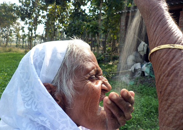 印78岁老妇63年间每天吃4斤沙土身体健康