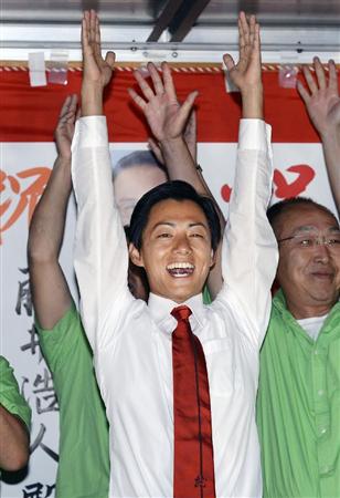 日本28岁青年当选市长 为日本最年轻现任市长