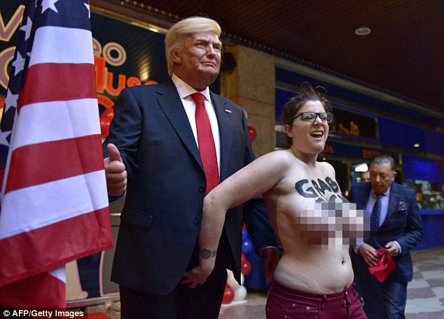组图：女权运动家半裸抗议特朗普
