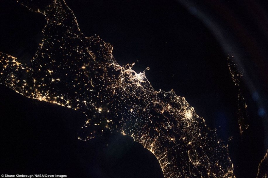 组图：太空中欣赏城市夜景 闪亮灯光打造绝美地球