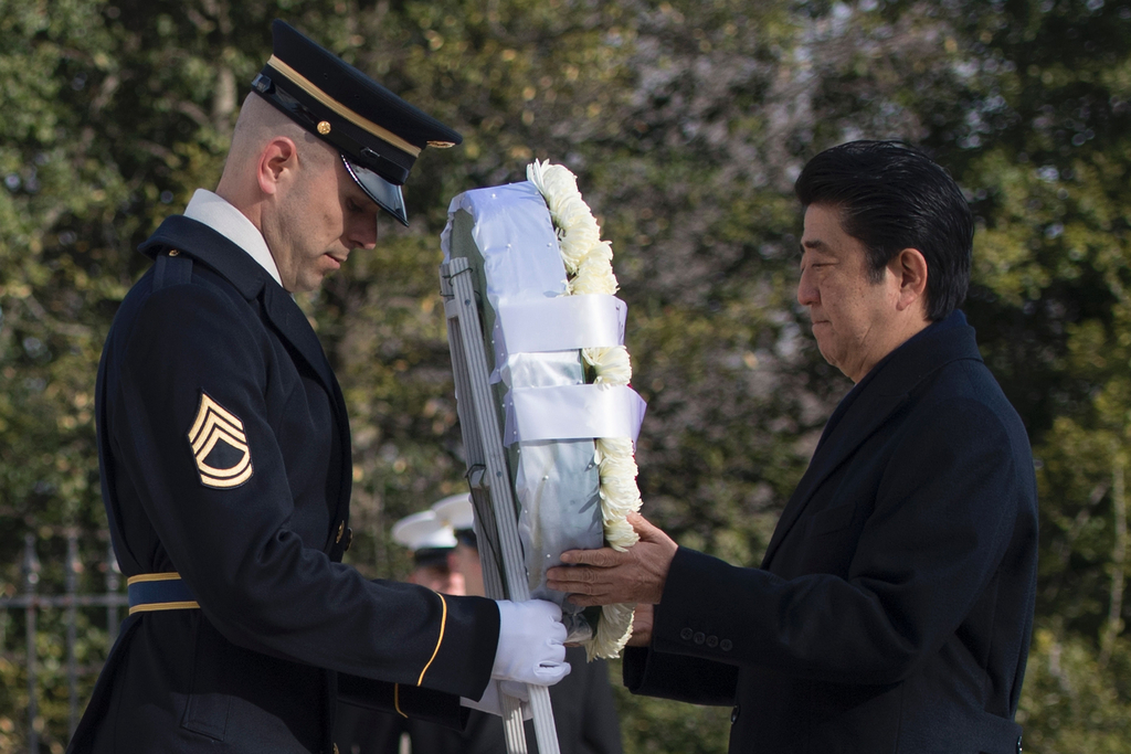 日本首相安倍晋三访问美国 向无名战士纪念碑进献花圈（图）