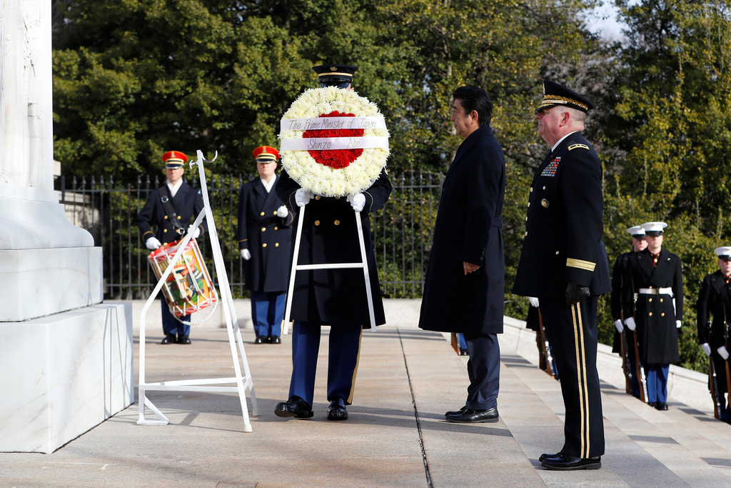 日本首相安倍晋三访问美国 向无名战士纪念碑进献花圈（图）