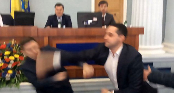 乌克兰议员不满嘉宾用俄语演讲对其大打出手（图）