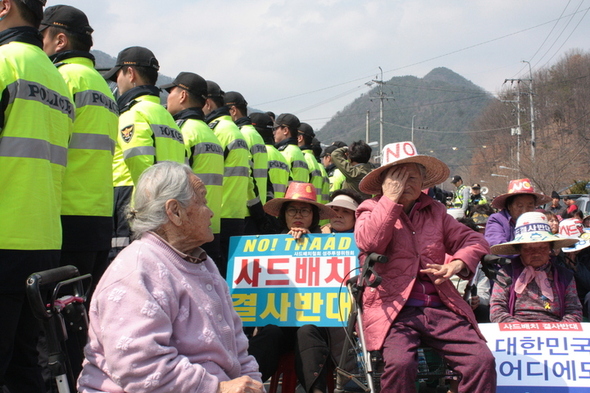 运萨德的卡车被韩国奶奶们堵住 双方对峙1小时（图）