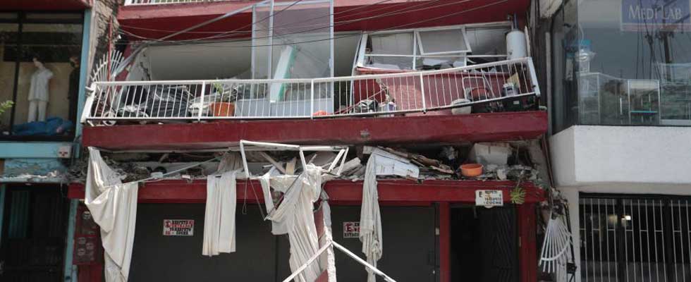 墨西哥7.1级地震 建筑严重损毁民众街道避难