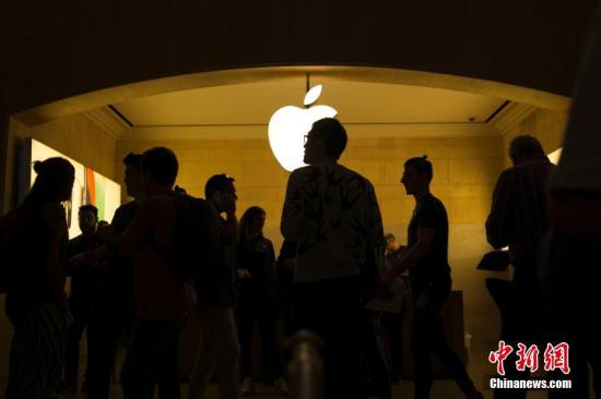 资料图：当地时间2017年11月3日，苹果iPhoneX在美国上市销售，位于纽约中央车站的苹果专卖店iPhoneX销售火爆。 <a target='_blank' href='http://www.chinanews.com/'></table><p class=