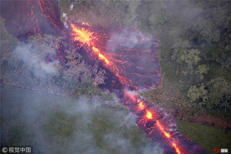 夏威夷基拉韦厄火山持续喷发 再出现新裂缝