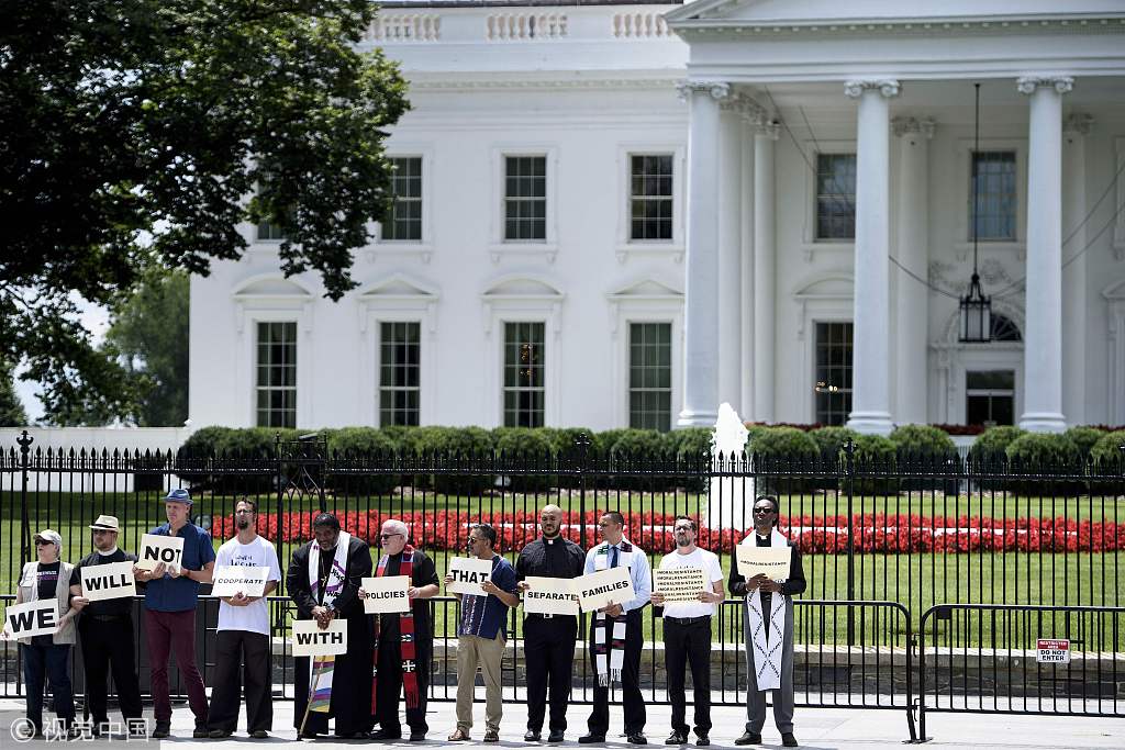 美国活动家白宫前抗议骨肉分离移民政策