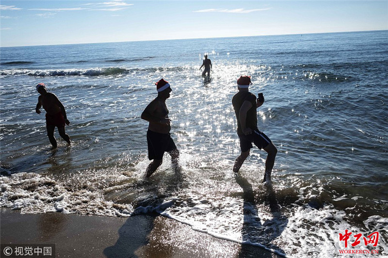 意大利举行传统圣诞冬泳比赛 民众海里撒欢