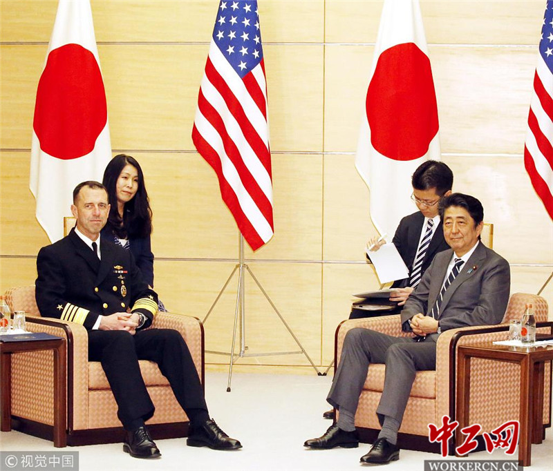 日本首相安倍会见美国海军作战部长理查森