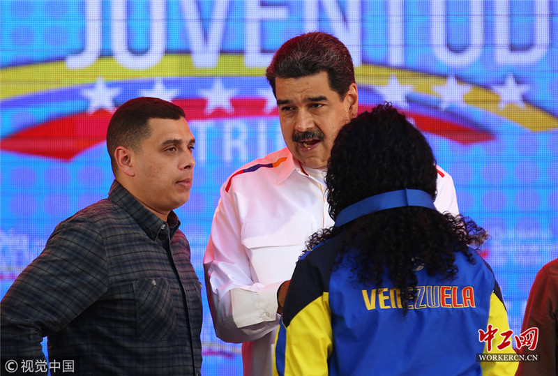 委内瑞拉总统马杜罗出席青年节庆祝活动 向支