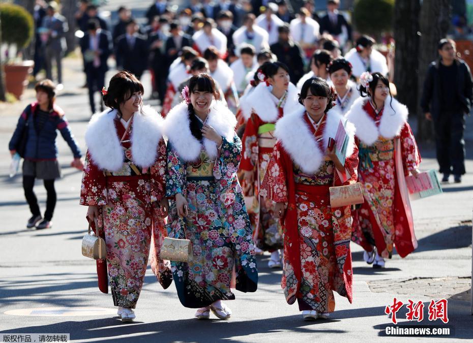 日本少女穿和服出席成人节庆祝仪式